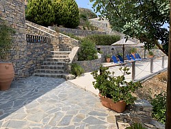 Zweite Terrasse der Stein-Villa 2 Mochlos