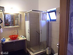 Badezimmer mit morderner Dusche, Stein-Villa 3 Mochlos